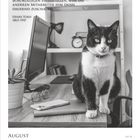Zitat von Henry Ford über fleißige Kollegen. Ein Schreibtisch mit einer sitzenden Katze, Kalenderdaten für August.
