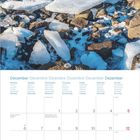 "Im tiefen Ruhen sammelt sich Kraft für den Beginn." Ein Kalenderblatt für Dezember zeigt einen vereisten Fluss.