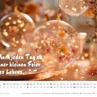"Mach jeden Tag zu einer kleinen Feier des Lebens." Kalender für November 2027, florale Glaskugeln mit Lichtern.