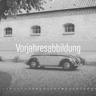 "12 2026" und "Vorjahresabbildung". Ein klassisches Auto steht vor einem Backsteingebäude, daneben ein Baum.