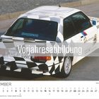 Text: "Vorjahresabbildung", "BMW M3 (E30) Ringtaxi", "11 NOVEMBER". Auto von hinten mit karierten Mustern und Logos.