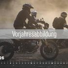 Vorjahresabbildung. Kalenderdarstellung mit markiertem Datum 26. November. Drei Motorradfahrer in staubiger Umgebung.