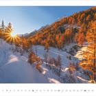 11 - 2027. Eine winterliche Berglandschaft mit schneebedeckten Bäumen und einem Sonnenuntergang.