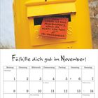 Ein gelber Briefkasten mit einem Kalender für November. Oben ein Zitat: „Dein Leben ist eine Mogelpackung...“ und Kalenderdaten.