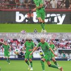 "Vorjahresabbildung" steht über einem Fußballspiel. Spieler in grünen Trikots auf dem Feld. Unten Kalendertage im November.