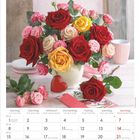 November 2027 Kalender mit Rosendekorationen: rote, gelbe und rosa Rosen in Vase, umgeben von einem Herz und einer Tasse.