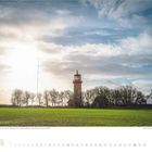 "Leuchtturm Staberhuk, Insel Fehmarn, Schleswig-Holstein" steht über einer grünen Wiese mit einem Leuchtturm und Häusern.