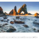 "11 · 2027" und darunter "COUNTY DONEGAL, IRELAND". Felsformationen im Meer, beleuchtet von der Sonne, umgeben von Wasser.