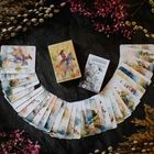 „Summer Serenade Lenormand“ mit Karten in einem Halbkreis, umgeben von dekorativen Blumen.