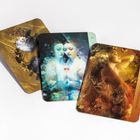 Karte mit Text "ERFORSCHTE DEINE MUTTERBEZIEHUNG", zeigt kunstvolle Frauenporträts in warmen und kühlen Farbtönen.