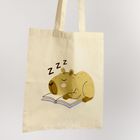 Die Illustration zeigt ein schlafendes Tier, das auf einem aufgeklappten Buch liegt. Neben ihm sind "Zzz" Zeichen.