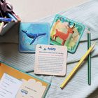 Karte mit "Pferd": Ratschläge über Instinkte. Illustrationen: Wal, Hirsch. Umfeld: Stifte, Heft mit Texten.