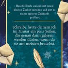 Text: "Manche Briefe werden mit einem kleinen Zauber versehen", "Schreibe heute deinem Ich im Januar". Illustration mit Feder und Briefumschlägen.