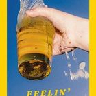 Text: "Feelin' Beer-tiful". Eine Hand hält ein Bierglas, Bier spritzt heraus. Der Hintergrund ist ein blauer Himmel.