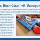 „Das Buchrätsel mit Bewegung“ beschreibt, wie Kinder mit einem Parcours Buchfragen spielerisch lösen können.