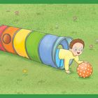 Illustration: Ein Kind krabbelt aus einem bunten Tunnel auf einer Wiese, hält einen orange-weiß gepunkteten Ball.