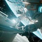 Astronaut im Weltraum, befestigt an einer Struktur mit der Erde im Hintergrund, helle Beleuchtung.