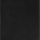 Text: „MOLESKINE“. Schwarzes Notizbuch mit elastischem Verschlussband und Lesezeichen.