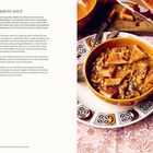 "Barley and Marmite Soup" Rezept. Links Text mit Zutaten und Zubereitung. Rechts Foto einer Suppe mit Croutons in einer Schale.