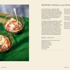 **Text:** 
WHIPPED VANILLA and GUAVA RIPPLE. Serves 6. Zutaten: Guavenpüree, Zucker, Sahne, Joghurt, saure Sahne, Vanilleextrakt, Rum. Anleitung zur Zubereitung.

**Beschreibung:** 
Zwei Glasschalen mit einer Eiskreation, garniert mit Guavensauce, liegen auf einem grünen Hintergrund.