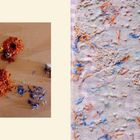 Links: Getrocknete orange und blaue Blumen auf Holz. Rechts: Strukturierte Oberfläche mit bunten Fasern in Orange und Blau.