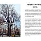 Text rechts über den "9/11 SURVIVOR TREE" beschreibt seine Rettung und Bedeutung. Links ein großer, karger Baum mit Metallzaun.