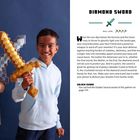 "DIAMOND SWORD" steht groß oben, nahe zwei kämpfende Kinder mit gestrickten Schwertern. Rechts Anleitungen und Maße.