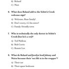 Quizfragen zu "Schitt’s Creek" mit Mehrfachauswahl. Themen: Alexis' Kuss, Roland's Schildtext, einziger Arzt, Roland und Jocelyns Leihgabe.