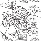 Eine Illustration mit zwei fröhlichen Figuren, eine Mumie und ein Kind mit Hexenhut. Sie sitzen mit Ferngläsern und Büchern.