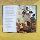 Text: "KWANZAA COMES TO KANONI". Illustration: Eine Familie feiert Kwanzaa. Ein Mann hebt ein fröhliches Kind hoch.