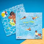 Auf einem blauen Hintergrund steht: "ONE, TWO, THREE! I hold my breath and close my eyes. Then I KICK and ROLL and FLOAT and GLIDE." Rundherum sind Illustrationen von einem Mann und einem Kind beim Schwimmen.