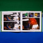 Texte: "who is very cranky and hungry", "green", "yellow...". Illustration eines Drachens mit Schatz und kleinen Wesen.