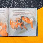 „Most people who rode in this plane threw up... Would you ride?“ Illustration von Personen in orangefarbenen Anzügen in Schwerelosigkeit.