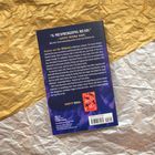 Text: “A MESMERIZING READ.” – Ginny Myers Sain. “Rumors are the lifeblood of Idlewood, Indiana.” Hintergrund: Gold und Weiß.