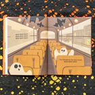 Text: "BOO! BOO! BOO!" und "The Ghosts on the bus shout, BOO! BOO! BOO!"  
Illustration eines Busses mit Geistern und Fledermäusen.