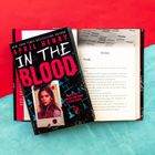 Buchtitel: "In the Blood" von April Henry. Cover mit einer Frau im Polaroid. Text: "What if you found out your father is a serial killer?"