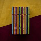 Bücher mit Titeln wie "Emma McKenna, Full Out" und "Fra Hossein Finds Her Beat", farbige Buchrücken in einer Reihe.