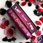 „The Wolves of Ruin“, „Dire Bound“, „Sable Sorensen“. Buchrücken in Lila-Rosa-Tönen, dekoriert mit Blumen.