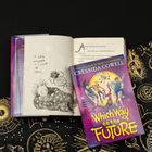 Eine Illustration zeigt: "A baby wrapped in a cloak of stars." Buch: "Cressida Cowell - Which Way to the Future." Astronomie-Motiv.