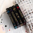 Buchrücken mit Titeln: "THE NATURALS", "KILLER INSTINCT", "ALL IN", "BAD BLOOD". Karten und eine Akte mit "CASE FILE".