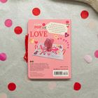 "A Little Pop of Love," Text mit Herzen, Blumen und einer Pop-up-Illustration. Preisangabe: $13.99 U.S. / $18.99 CAN. Ab 5 Jahren.
