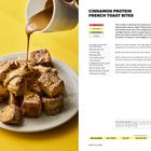 "CINNAMON PROTEIN FRENCH TOAST BITES" in großen Buchstaben. Bild: Soße wird über Brotstücke auf einem weißen Teller gegossen.