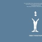 Zitat über Ballett von Alastair Macaulay. Unten steht "First Position". Rechts eine Balletttänzerin in der ersten Position.