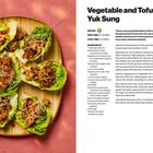 Vegetable and Tofu Yuk Sung Rezept mit Zutaten, Zubereitungszeit, Serviervorschlägen und detaillierter Anleitung. Links Salatwraps.