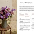 "Nuances d'Améthyste", Rezept für lila Blumenarrangement. Zutaten: Flieder, Scabiosa, Anemonen u.a. Rustikale Blumenvase auf Hocker.