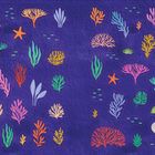 Eine Illustration von bunten Meerespflanzen, Seesternen und Muscheln auf lila Hintergrund.