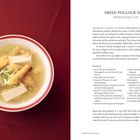 "Dried Pollock Soup: Hwangtae Guk" steht oben. Links ist eine Schale mit heller Suppe, Tofu und getrocknetem Fisch auf rotem Tuch.