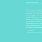 Zitat von Amy Poehler über die Bedeutung von Freunden, die wie Familie sind. Text auf hellblauem Hintergrund.