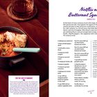 Titel: "Netflix and Butternut Squash Chili". Zutatenliste und Rezeptbeschreibung für ein Chili-Gericht sind abgebildet. Links ein Sofa mit Fernbedienung, einer Suppe und einem Getränk.