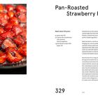Pan-Roasted Strawberry Paste. Rezept ergibt ca. 300g. Zutaten: Koji Oil, Erdbeeren, Roseroot Spice Mix. Klappentext über dänische Erdbeeren. Bild: Karamellisierte Erdbeeren in einer Pfanne. Seitenzahl: 328, 329.